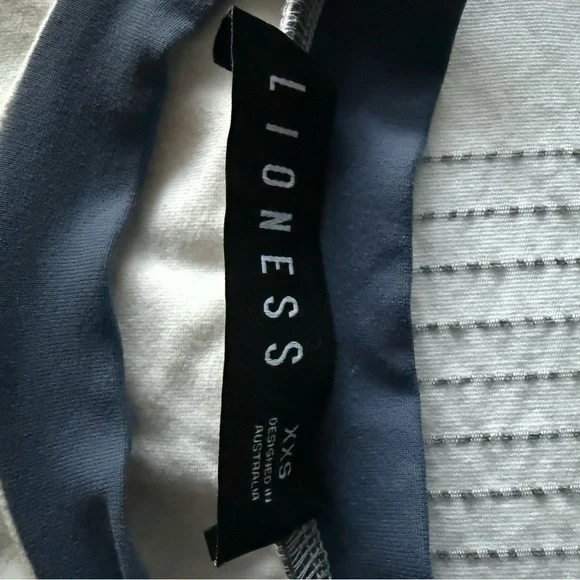 Lioness Blue and White heavier weight stretchy tee. - Picture 3 of 4